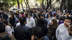 Người dân ở thủ đô Mexico City chạy ra đường sơ tán khi động đất xảy ra. Ảnh: AFP.