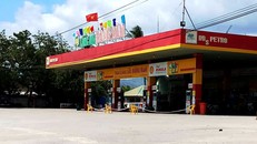 Hiện trường vụ án tại cây xăng được cơ quan chức năng phong tỏa. Ảnh: Tuấn Kiệt.