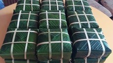 Pháo bông, bánh chưng xanh theo chân người đi xa…