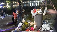 Rác phủ kín bờ hồ Hoàn Kiếm sau màn bắn pháo hoa đón năm mới