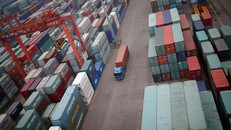 Các container vận chuyển tại một nhà ga container tại cảng Incheon ở Incheon, Hàn Quốc. Ảnh: REUTERS 
