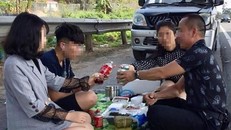 Anh H.C.V. cùng người thân thản nhiên mở tiệc ở làn dừng khẩn cấp trên cao tốc Nội Bài - Lào Cai rồi phát trực tiếp lên Facebook (Ảnh chụp màn hình).