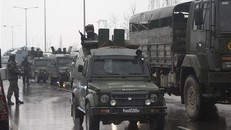 Binh sỹ Ấn Độ gác gần hiện trường vụ tấn công tại Jammu và Kashmir ngày 14/2. (Ảnh: THX/TTXVN)