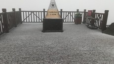 Đỉnh Fansipan đẹp ngỡ ngàng sau cơn mưa băng