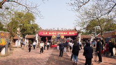 Trước giờ khai ấn, nhiều người dân và du khách thập phương đã đổ về Đền Trần (Nam Định).