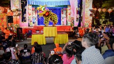 Hàng ngàn người đổ về quận 5 chơi Tết Nguyên tiêu