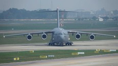 Cận cảnh chiếc Boeing C-17 của Không quân Mỹ hạ cánh tại Nội Bài