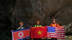 Quốc kỳ Việt Nam, Mỹ và Triều Tiên rực rỡ trong hang động Sơn Đoòng