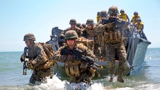 Lính thủy đánh bộ Mỹ tập trận trên bãi biển gần Mykolayivka, Ukraine năm 2017. Ảnh minh họa: Marine Corps