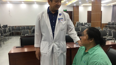 Bác sĩ Bệnh viện Tai Mũi Họng TP HCM đang tư vấn cho bệnh nhân trước khi xuất viện. Ảnh: H.Lan