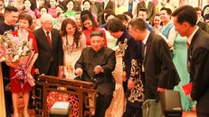 Chủ tịch Kim Jong-un thử gảy đàn bầu Việt Nam.