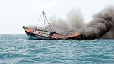 Tàu cá bị cháy trên biển trong đêm, rất may 12 đã được cứu thoát. Ảnh minh hoạ