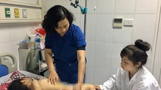 TS Hoa đang kiểm tra sức khỏe cho bệnh nhân sau phẫu thuật.