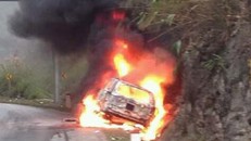 Chiếc ô tô 7 chỗ Explorer lao xuống vệ đường, bốc cháy dữ dội.