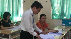 Đoàn công tác của Bộ GD&ĐT kiểm tra công tác chấm thi tại Hòa Bình ngày 3/7/2018. (Ảnh: Nghiêm Huê)