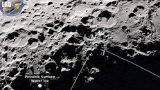 Bức ảnh do tàu LRO của NASA chụp cung cấp manh mối về nước biết nhảy kỳ thú trên mặt trăng - Ảnh: NASA