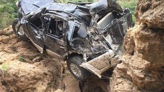 Ô tô lao xuống vực sâu hơn 100 m tại Sơn La, 2 người thương vong