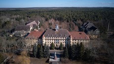 Khám phá tổ hợp quân sự bí mật của Hitler ẩn mình trong rừng sâu