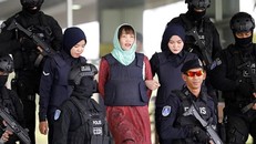 Đoàn Thị Hương rời tòa sáng 1/4. Ảnh: AP.