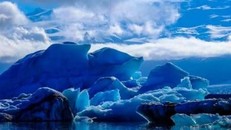 Núi băng bất ngờ đổ sập, du khách hoảng loạn chạy thoát thân