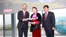 Chủ tịch Quốc hội cùng Vietjet nhận bàn giao máy bay thế hệ mới A321neo tại Pháp