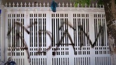 Cổng ngôi nhà ông Linh bị ai đó xịt sơn, bôi bẩn. Ảnh: Đ.N.