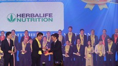 Ông Nguyễn Thành Đạt (Giám đốc Truyền Thông Herbalife Việt Nam) đại diện Công ty nhận giải thưởng Rồng Vàng 2019.