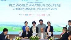 Ông Nhữ Văn Hoan – TGĐ FLC Biscom và ông Tian Loo – Giám đốc điều hành WAGC cùng đại diện của Hiệp hội golf Việt Nam tại Lễ ký kết