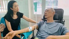 Diễn viên Kim Chi tới thăm nghệ sĩ Lê Bình vào hôm 10/4. Ông đã bị hoại tử thân dưới.