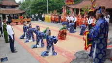 Thực hành nghi lễ Tế tổ tại Lễ giỗ Đức Quốc Tổ Lạc Long Quân. Ảnh: Trung Kiên/TTXVN