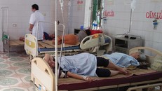 Các bệnh nhân đang điều trị tại Trung tâm y tế huyện Quế Phong. Ảnh: N.A