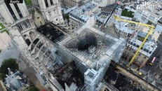 Nhà thờ Đức Bà Paris cháy trơ khung, nhuốm màu tro bụi nhìn từ trên cao