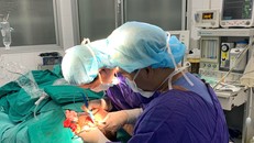 Các bác sỹ thực hiện phẫu thuật cho bệnh nhân. (Ảnh: PV/Vietnam+)