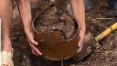 Tổ công tác kiểm tra, phát hiện các hũ sành, sẽ trưng cầu giám định mẫu vật chứa bên trong - Ảnh: Hồng Lương