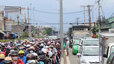 Xe dồn về Vũng Tàu quá đông, vạn người bơ phờ vượt phà, cao tốc