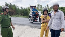 Công an ở Cà Mau đưa N. đi khắp nơi ở xã Phú Hưng của huyện Cái Nước để xác minh vụ việc. Ảnh: Hoàng Giang.