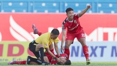 Cầu thủ đội Bình Dương bị hôn mê có biểu hiện tụt lưỡi, gây tắt nghẽn đường thở. (Ảnh: Danh Hiền)