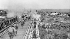 Bộ đội ta vượt qua cầu Mường Thanh, tấn công vào Sở chỉ huy Tập đoàn cứ điểm Điện Biên Phủ, chiều 7/5/1954. (Ảnh: Tư liệu TTXVN)