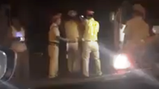 Tổ công tác CSGT Công an thị xã Hồng Lĩnh xử lý vụ việc vi phạm an toàn giao thông tối 12/5.