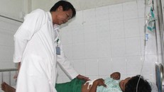 Anh T. được các bác sĩ thăm khám tận tình. Ảnh: Người Lao Động 