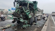 Đầu xe ben biến dạng sau cú va chạm với xe tải. Ảnh: Dân Việt