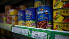 Sản phẩm đồ hộp nhập khẩu từ Mỹ được bày bán tại siêu thị ở Bắc Kinh, Trung Quốc. Ảnh: AFP/TTXVN