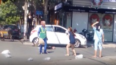 Nhắc nhở việc vứt rác, nữ lao công bị chủ shop áo quần đánh