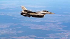 Phi công nhảy dù khỏi F-16 của Không quân Mỹ sắp đâm vào nhà kho