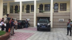 Cơ quan An ninh điều tra khám xét phòng làm việc của các bị can tại Sở GD-ĐT tỉnh Hòa Bình - Ảnh: Thân Hoàng