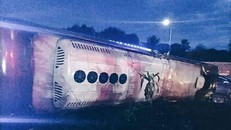 Lật xe khách trong đêm, 2 người chết 17 người bị thương