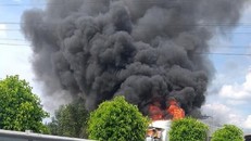 Xe container bốc cháy trên cao tốc TP.HCM - Long Thành - Dầu Giây.