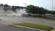 Sedan vượt đèn đỏ, 'lao như tên bắn' vào xe đầu kéo