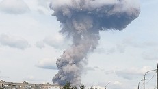 Khói bốc lên từ nhà máy xảy ra vụ nổ. Ảnh: Sputnik.