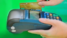 Làm mới thẻ chip ngân hàng khách hàng có bị mất phí?